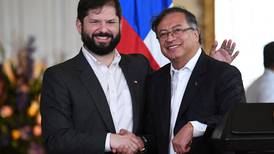 Chile será garante del diálogo de paz que retomará Petro con el ELN en Colombia