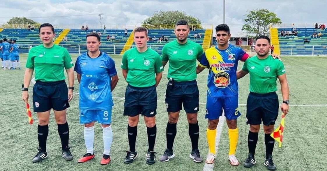El volante Juan Bustos Golobio (segundo de derecha a izquierda) se integró al equipo de Upala FC a finales de marzo, para jugar ante Desamparados FC, por los octavos de final del Torneo Clausura 2024 de Linafa.  Cortesía: Desamparados FC