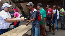 Venezolanos acuden a comedor comunitario en Colombia ante escasez de alimentos