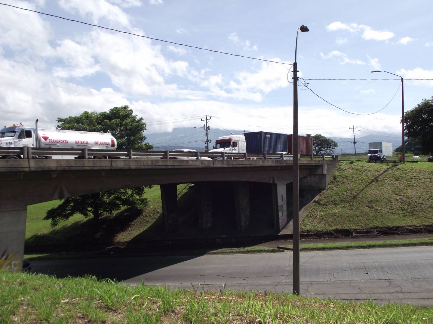 El Ministerio de Obras Públicas y Transportes (Mopt) está que le sale humo del coco analizando cómo hacer para bajar las presas en la entrada a Alajuela, específicamente en el cruce del aeropuerto y por ahí ya se les ocurrió una idea que podría estar lista antes de finalice este 2023
