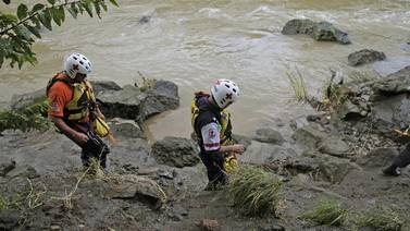 Grupo de turistas que hacía kayak sorprendido por cabeza de agua en el río Pacuare
