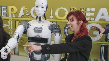 Diseñador francés presenta robot humanoide armable