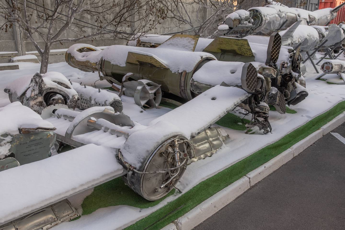 Restos parcialmente cubiertos de nieve de misiles interceptados, incluidos los misiles Tochka-U y Kalibr, lanzados contra Ucrania, en el Instituto de Investigación Científica de Pericia Forense de Kiev, en Kiev, en medio de la invasión rusa de Ucrania.