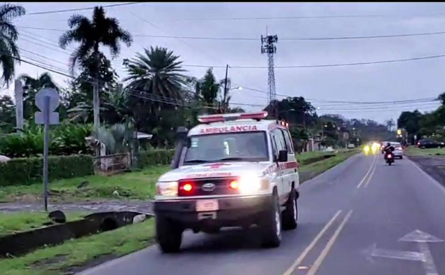Ante el accidente del camión volcado, la Cruz Roja movilizó ambulancias básicas, avanzadas y vehículos operativos. En la foto, una unidad lleva heridos en la carretera de San Rafael, Guápiles, Limón-