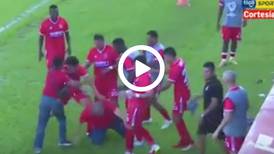 Insólito: hermano de presidente de club hondureño agrede al técnico y es golpeado por jugadores