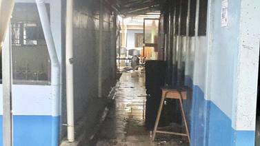 Incendio provocado destruye biblioteca y dirección en escuela de Pueblo Nuevo, Limón