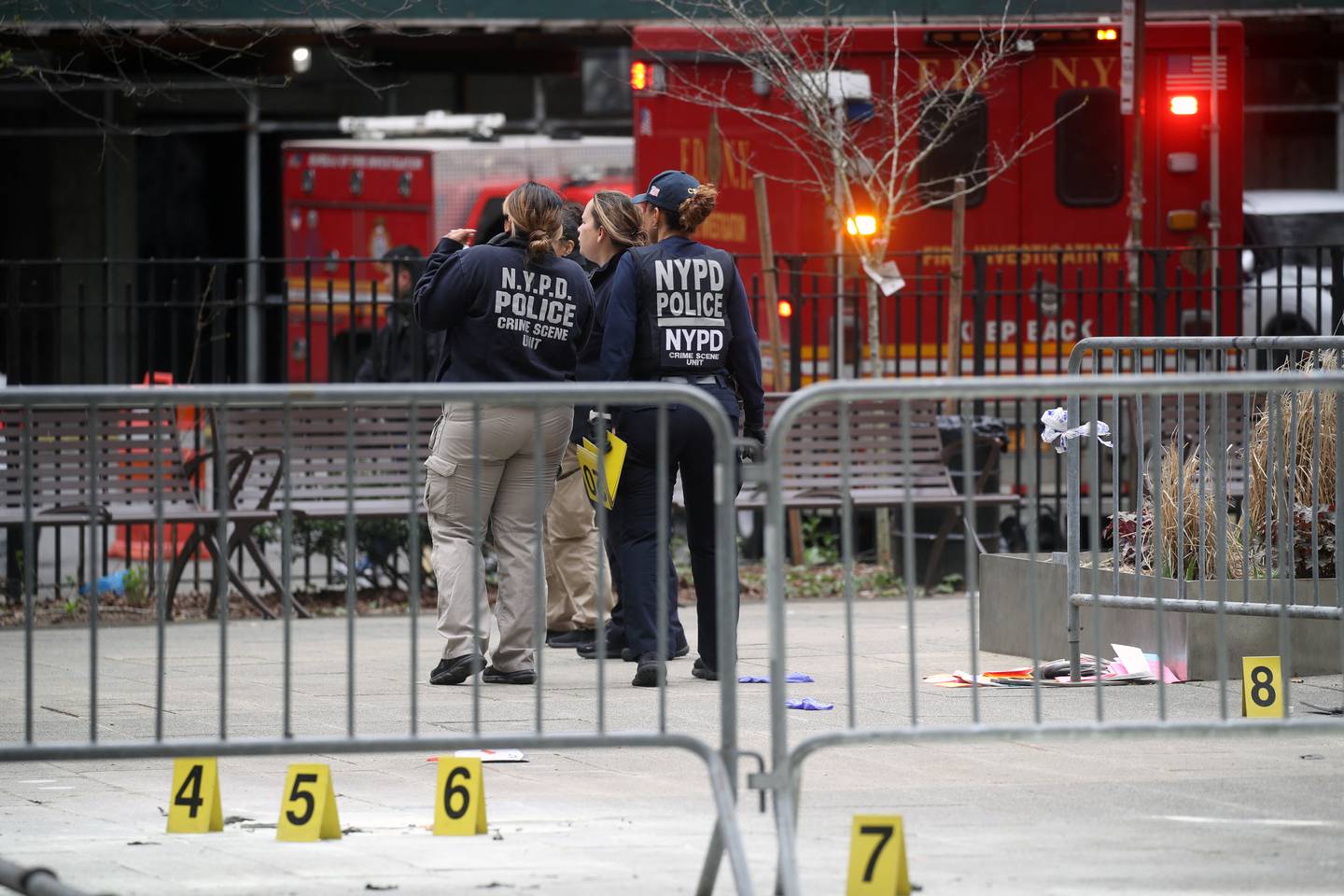 Los inspectores de policía reúnen pruebas alrededor de un parque fuera del Tribunal Penal de Manhattan donde un hombre se prendió fuego el viernes 19 de abril en la ciudad de Nueva York. Foto: AFP