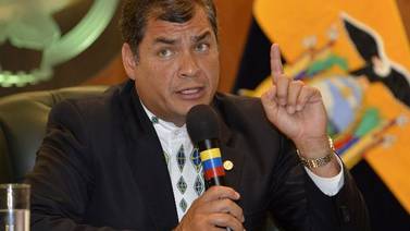 Correa niega acoso   tras apagar radios en Ecuador