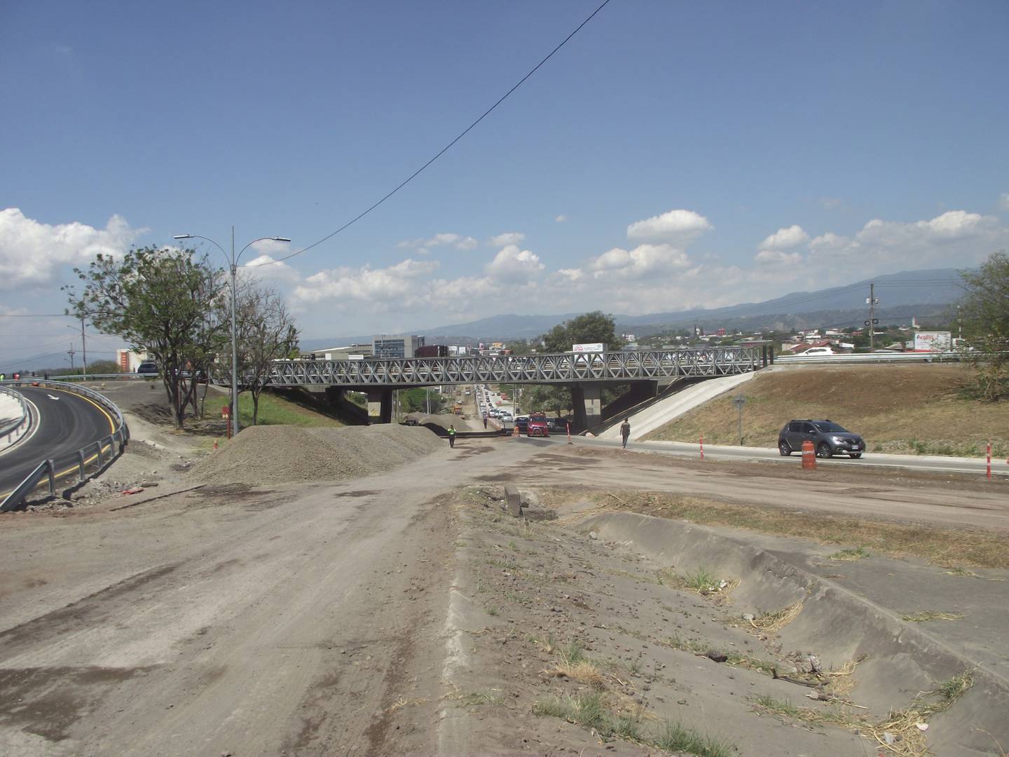 Las presas para poder entrar y salir de Alajuela en carro van a seguir por dos meses más, hasta abril, porque es cuando se terminará de colocar el segundo puente armable frente al aeropuerto