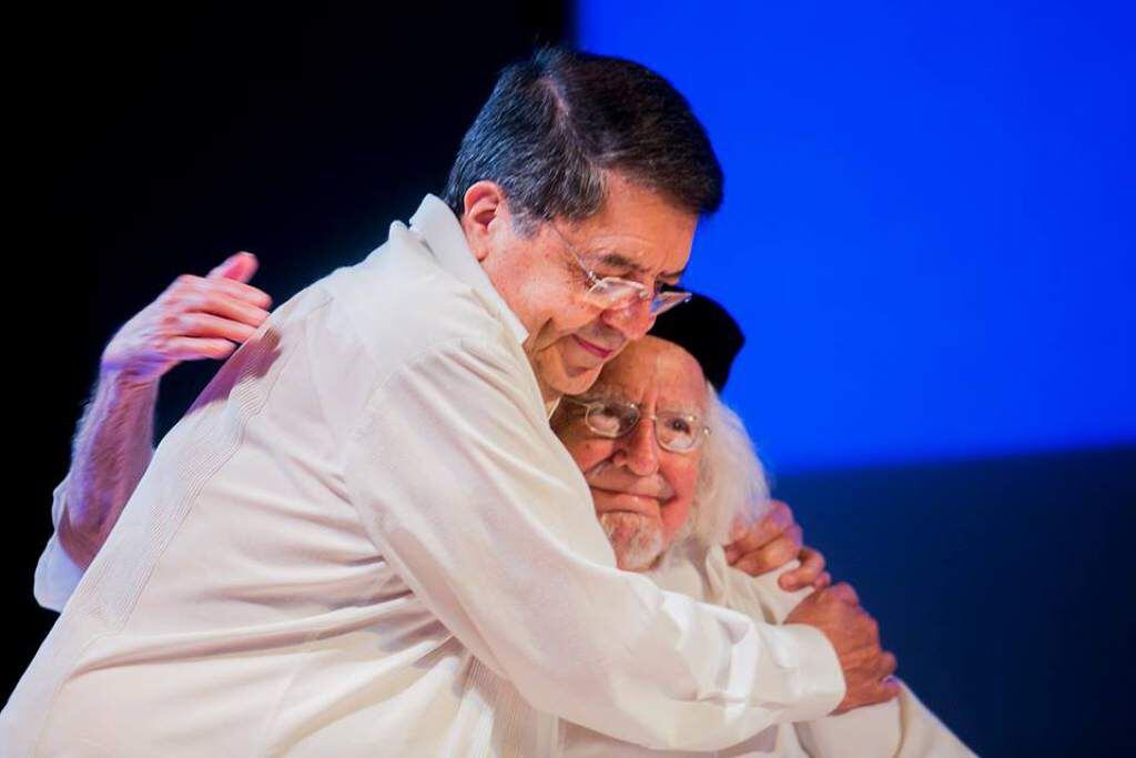 Sergio Ramírez se fundió en un abrazo con el gran Ernesto Cardenal (fallecido en el 2019) en la edición de Centroamérica Cuenta 2015. Foto: Archivo. 