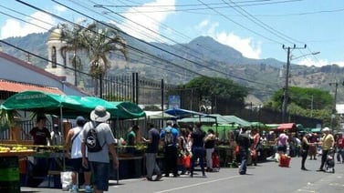 Municipalidad de Alajuelita y productores se enfrentan por administración de feria del agricultor