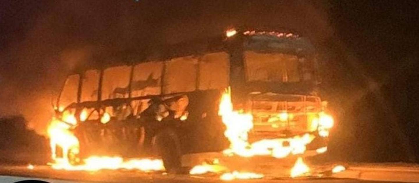 Buseta se quema por completo sobre la ruta 32 en Guácimo de Limón