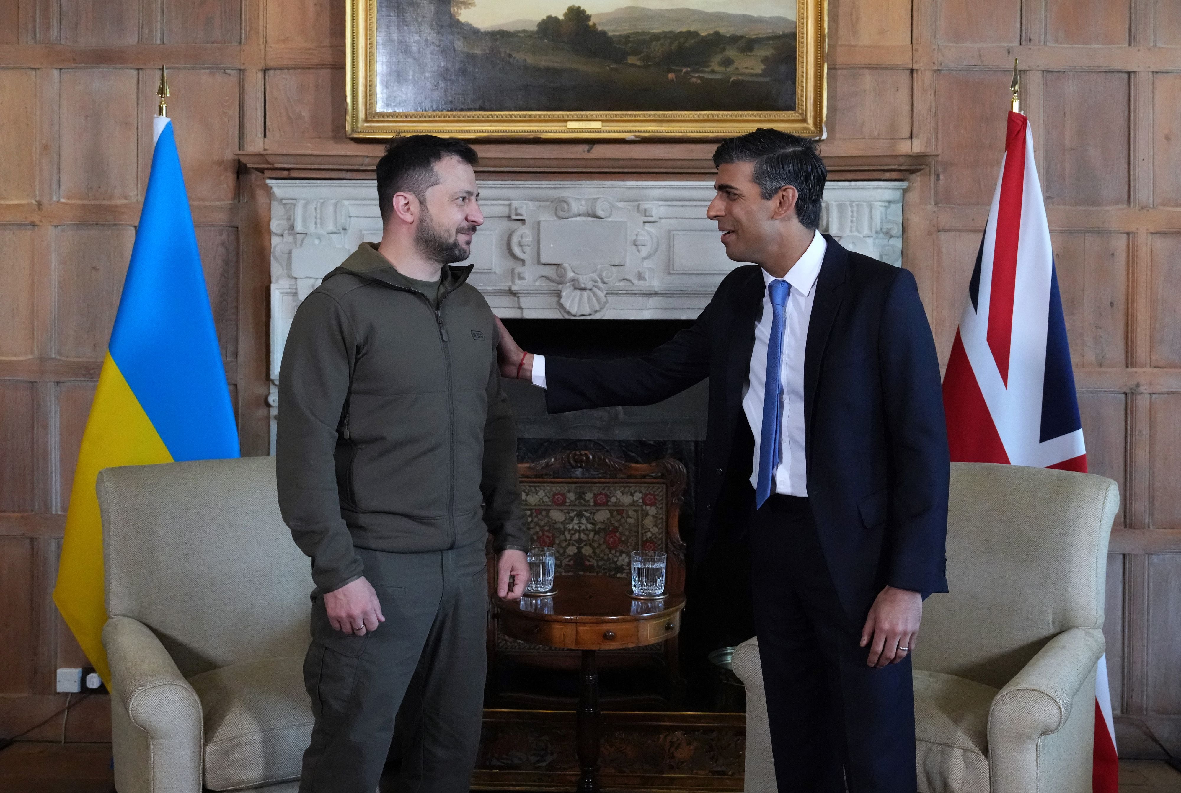 El primer ministro británico, Rishi Sunak (derecha), conversa con el presidente de Ucrania, Volodymyr Zelensky, antes de una reunión bilateral en Chequers, la residencia oficial del primer ministro, cerca de Ellesborough, al noroeste de Londres.