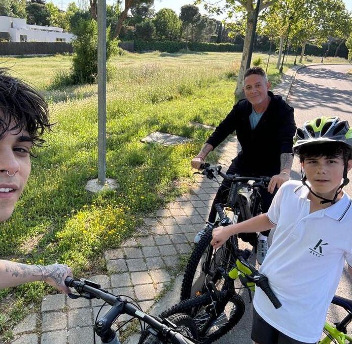 Alejandro Sanz disfruta de pasar el tiempo con sus hijos.  En medio de sus giras de conciertos y producciones discográficas también aprovecha para dar paseos en bicicleta con Alexander y Dylan.