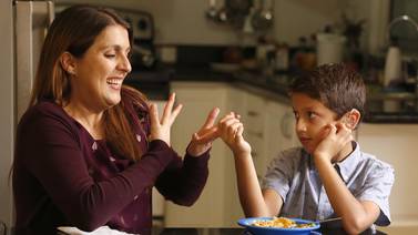 Madres o hijos sordos: Cuando el amor rompe la barrera del sonido
