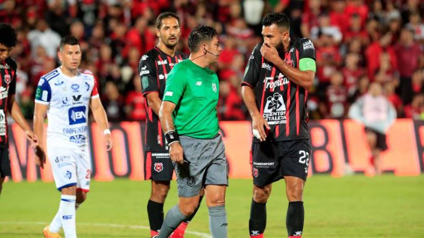 El trabajo del central Hugo Cruz, en el juego Alajuelense vs Cartaginés ha dado de qué hablar. Rafael Pacheco.