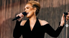 Adele deslumbró en su regreso a los escenarios en Londres y varios famosos la acompañaron
