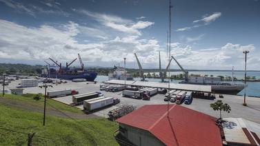 Navieros y exportadores temen atrasos en carga por el puerto de Moín