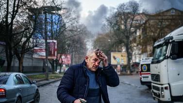 Zelenski denuncia bombardeo ruso en Jersón en vísperas de Navidad