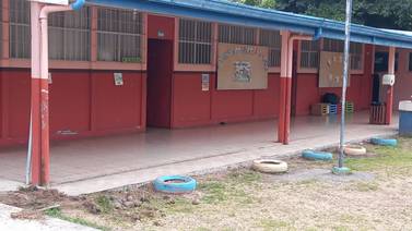 Delincuentes dejan sin computadoras a estudiantes de escuela en Cartago