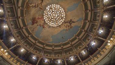 Fotos descubren detalles del Teatro Nacional tras 120 años de vida