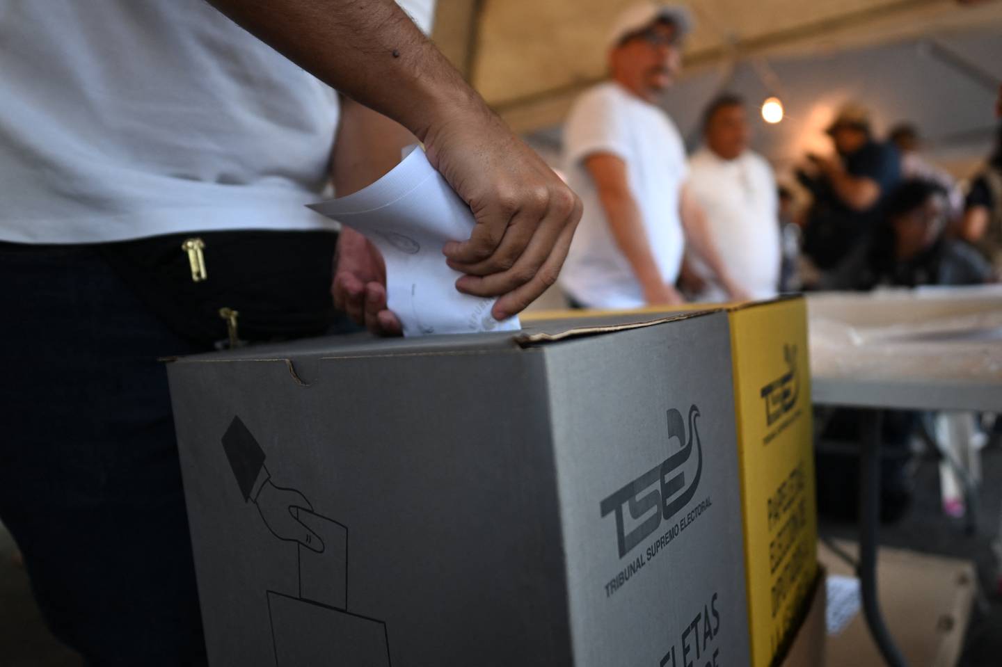 Un hombre emite su voto durante las elecciones presidenciales y legislativas en un colegio electoral en San Salvador