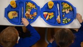 Las dificultades de las familias británicas para pagar las comidas de los niños en la escuela