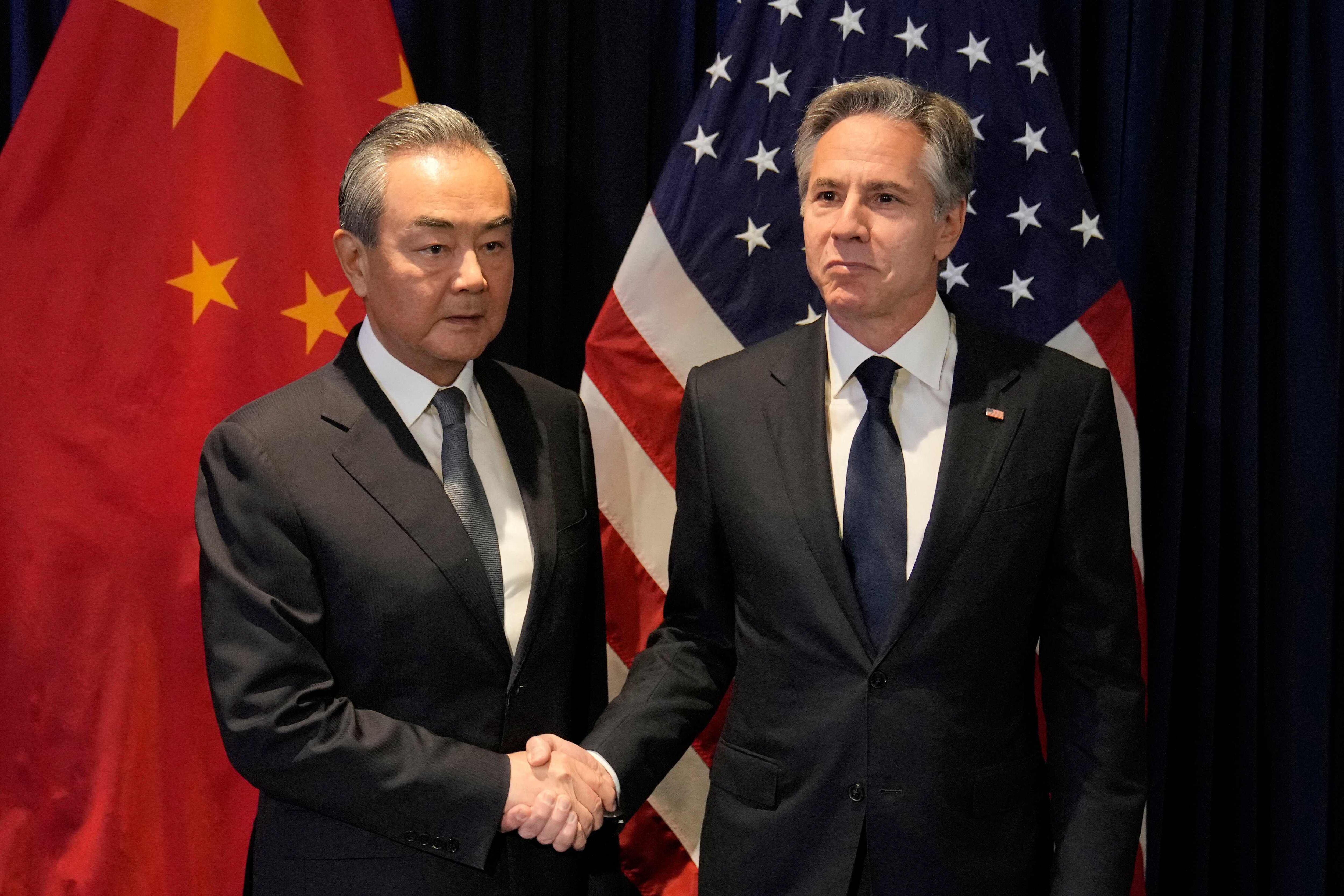 El ministro de Relaciones Exteriores de China (derecha), Wang Yi, y su homólogo estadounidense (izquierda), Antony Blinken, durante una reunión bilateral al margen de la Asociación de Naciones del Sudeste Asiático en julio del 2023. Imagen con fines ilustrativos.