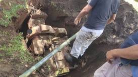 Vecinos entierran pieza de antigua excavadora que mató a niña en Tortuguero