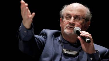 Salman Rushdie bajo asedio: cuatro claves para entender la persecución al escritor de  ‘Los versos satánicos’