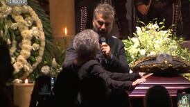 Alejandro Fernández le cantó a su padre Vicente en su funeral