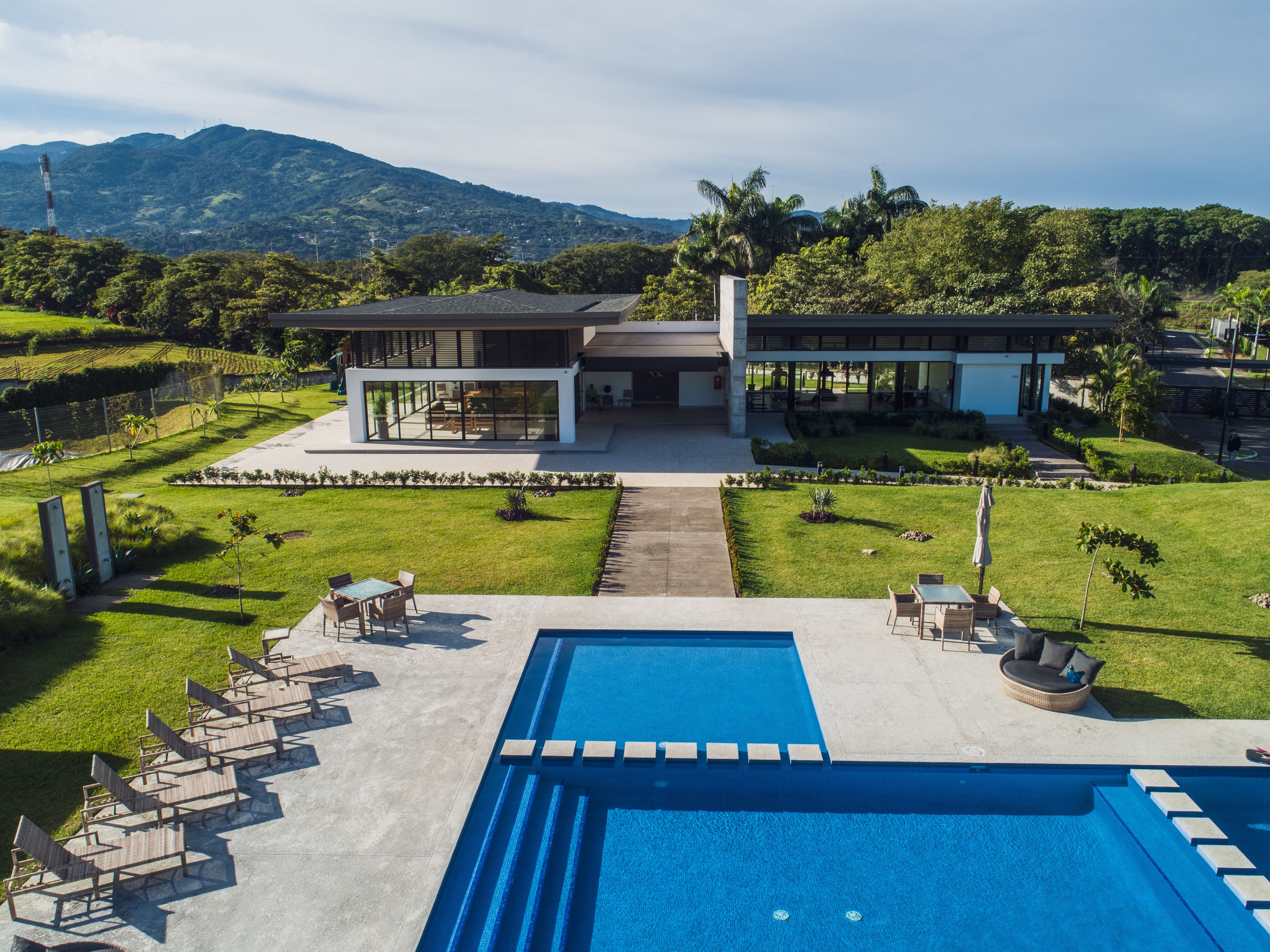 La Urbanizadora La Laguna anunció la construcción de tres nuevos proyectos residenciales y la ampliación de cuatro condominios, entre los que está III etapa del Condominio Villa del Sol en San Rafael de Alajuela.