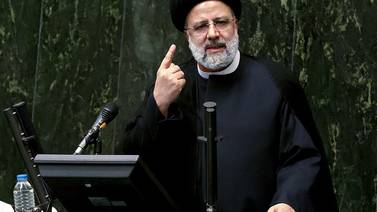 Nuevo gobierno iraní del ultraconservador Raisi obtiene la confianza del Parlamento