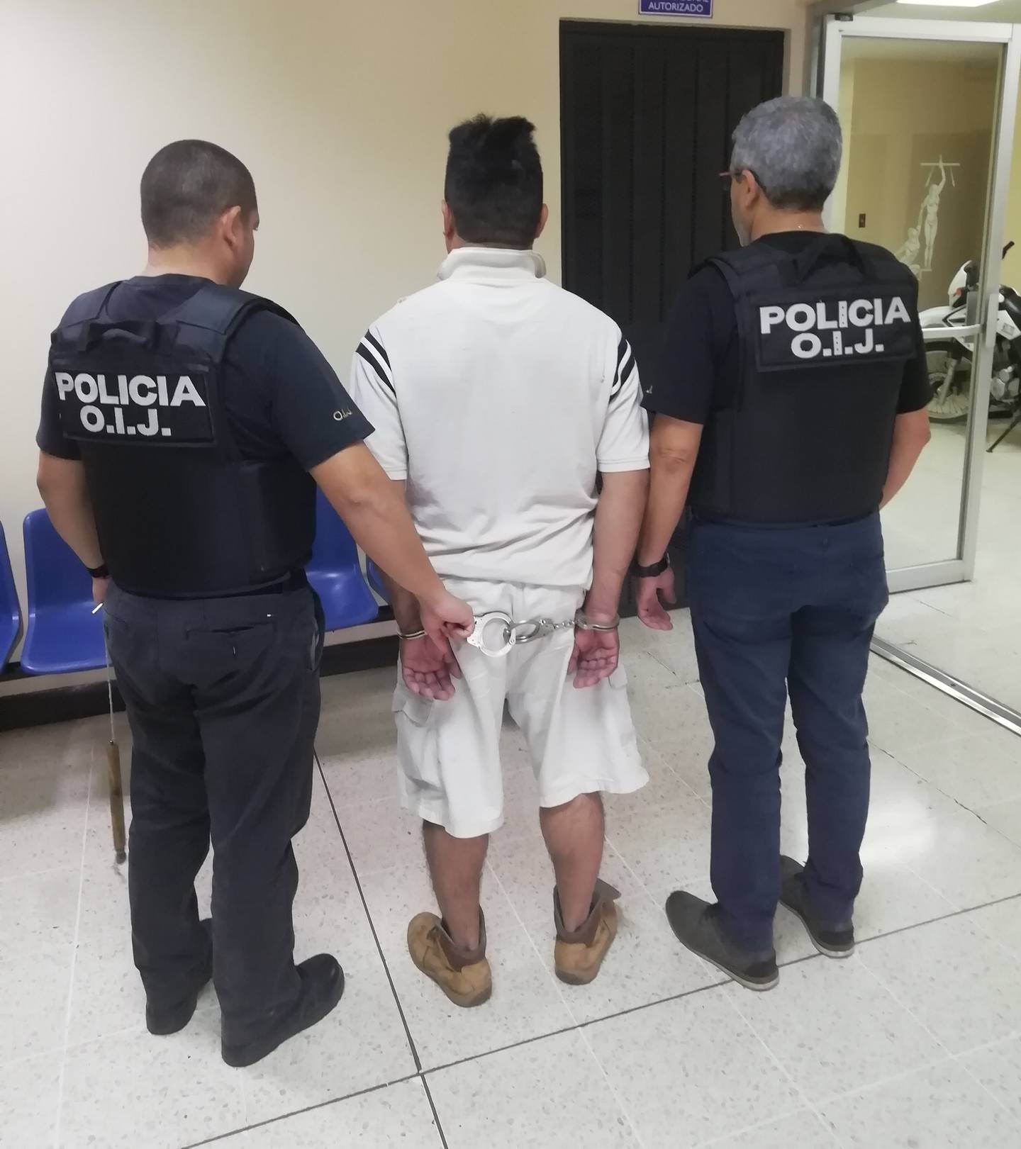 El primero de dos sospechosos de asesinar a un peón nicaragüense cayó este jueves en Sabana Larga de Atenas. Foto: Cortesía OIJ.