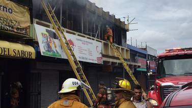Incendio destruye tienda de paraguas