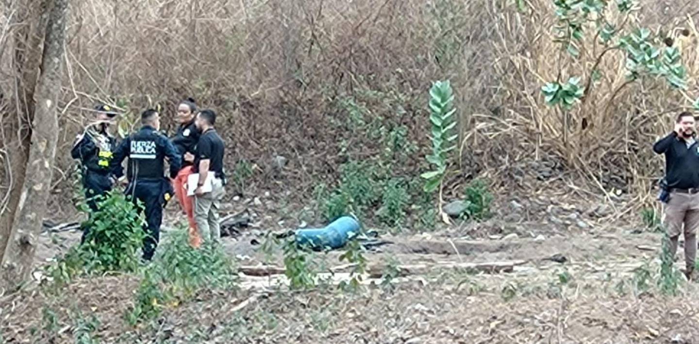 Policía y familiares de una mujer de 28 años, intensificaron la búsqueda este martes, luego de encontrar algunas prendas femeninas cerca del río Barranca. Foto: Andrés Garita.