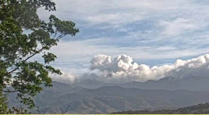 Al centro de esta foto sobresale, por encima de las nubes, la columna de gases que lanzó el volcán la mañana de este martes. Foto: Ovsicori.