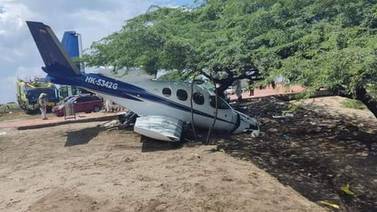 Avioneta se sale de pista y mata a niño que estaba en una playa colombiana