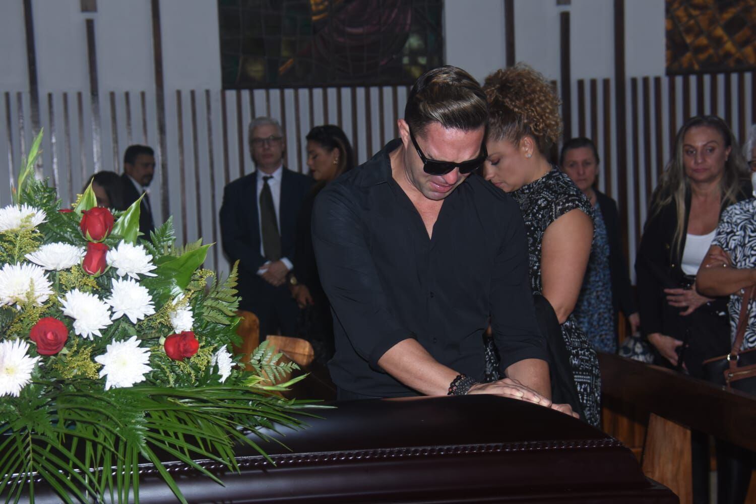 Ítalo Marenco mostró su dolor durante el funeral de su padre.  Foto: Jorge Castillo.