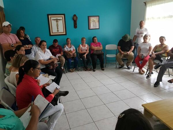 El acuerdo se firmó este viernes a las 5: 58 p. m. entre los representantes de los manifestantes y funcionarios del Ministerio de Educación Pública (MEP) quienes en el templo parroquial de Aguas Zarcas.
