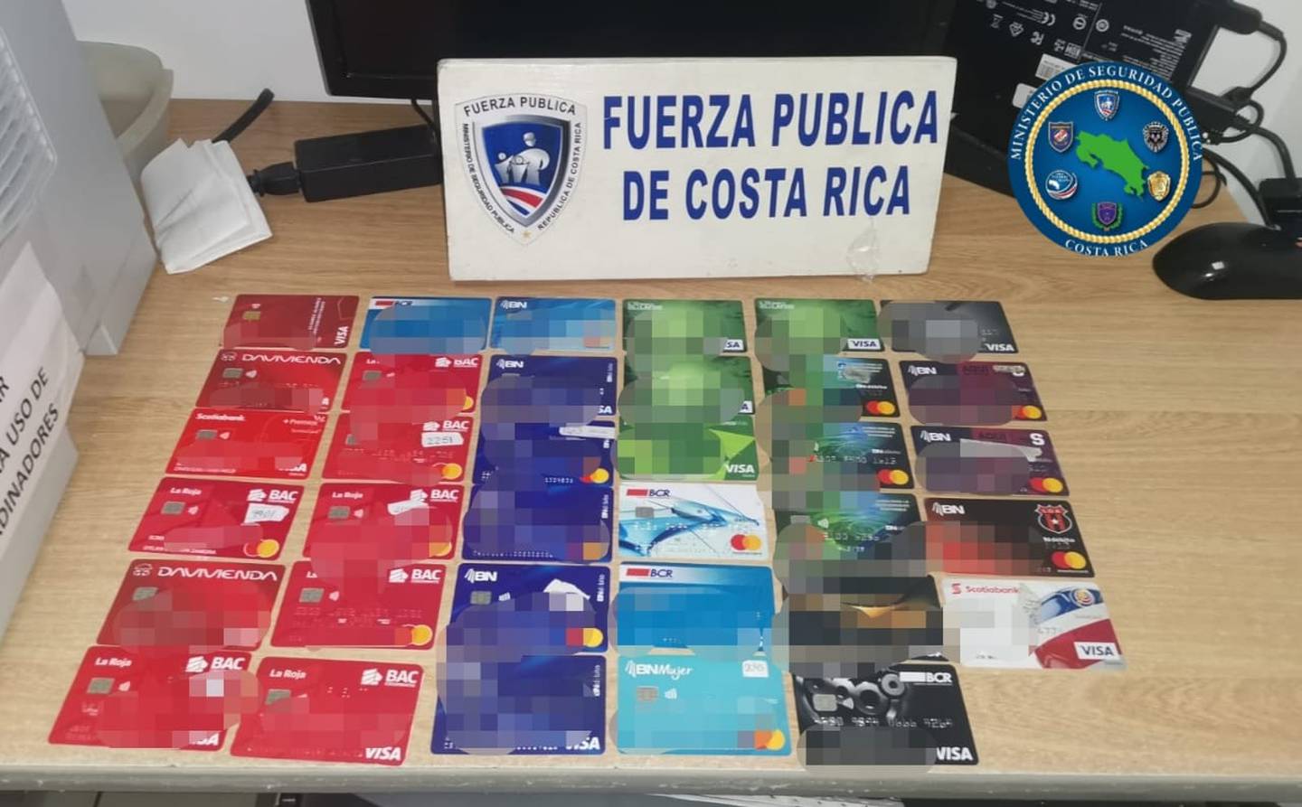 Una pareja fue detenida en un cajerto automático por la circunvalación de Hatillo con estas tarjetas de bancos públicos y privados, así como con dinero que era producto de una estafa. Foto: Cortesía MSP.