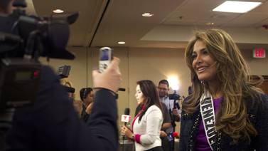 Ex-Miss Venezuela Migbelis Castellanos acusa a Osmel Sousa por su vestido de Miss Universo
