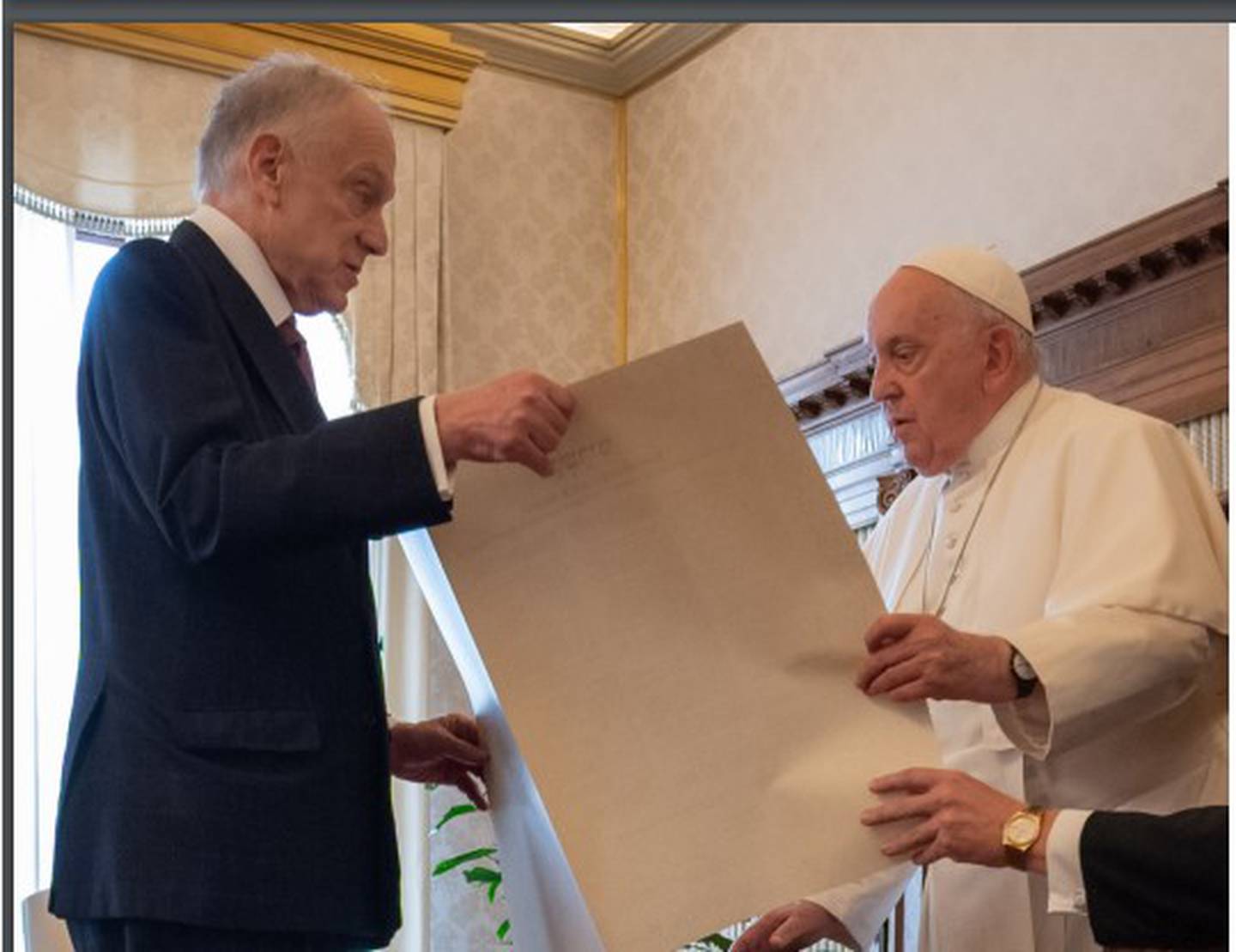 El presidente del Congreso Judío Mundial, Ronald Lauder, presenta al papa
Francisco el documento "Kishreinu", hoja de ruta para el futuro de las relaciones
entre judíos y cristianos.