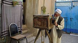 Máquinas fotográficas de madera desaparecen poco a poco de las calles de Afganistán