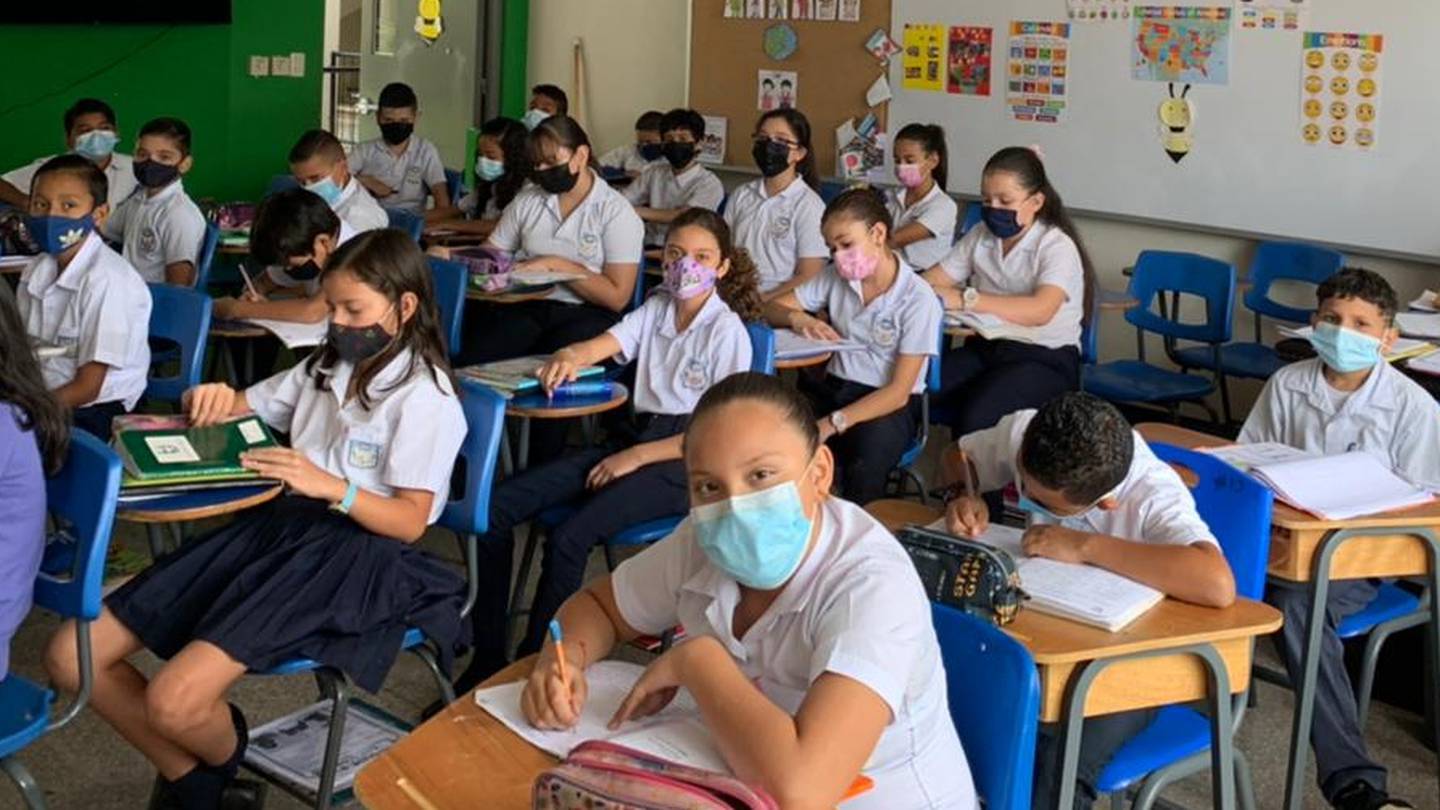 El 17 de octubre volvió la mascarilla obligatoria a las aulas de los centros de estudios del país por orden del ministerio de Salud. En la foto, la Escuela María Vargas en Alajuela, respeta el uso del cubrebocas.