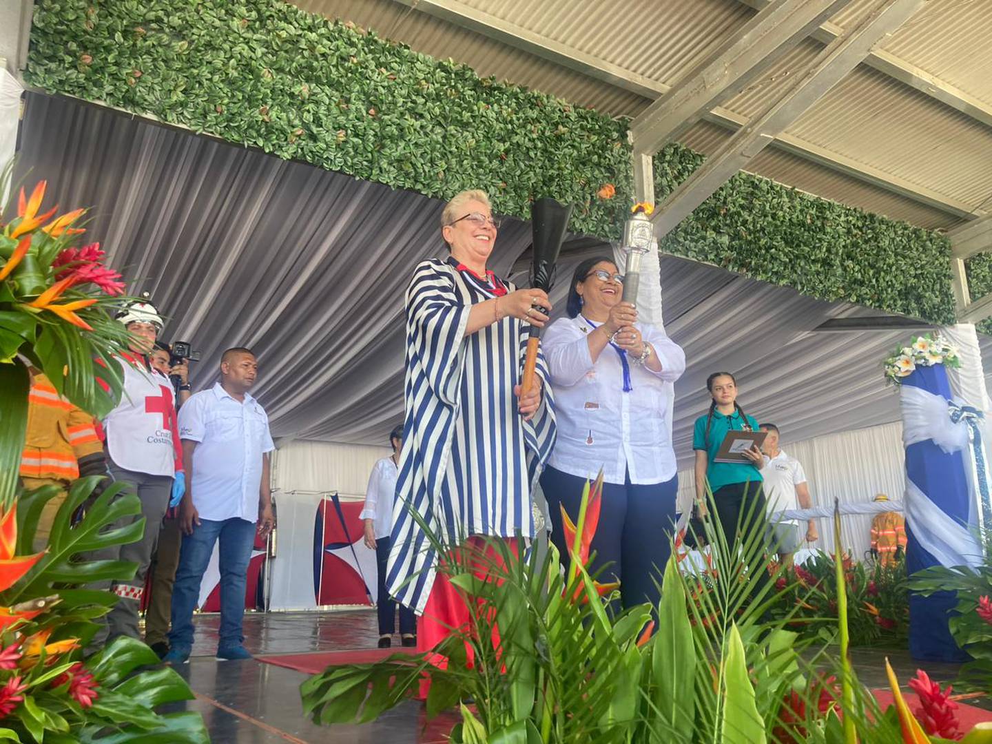 La Ministra de educación Anna Katharina Müller Castro entregó la antorcha a Angélica Guevara Obando, estudiante de octavo año del Liceo Nocturno La Cruz, en Guanacaste.