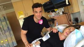 Robbie Williams intentó hacerle más placentero el parto a su esposa, ¿lo logró?