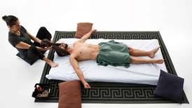 Así es una sesión de masaje terapéutico de yoga al desnudo