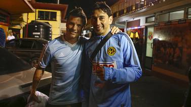 Futbolista de Limón Ismael Gómez se encontró con su amigo Rubens Sambueza del América
