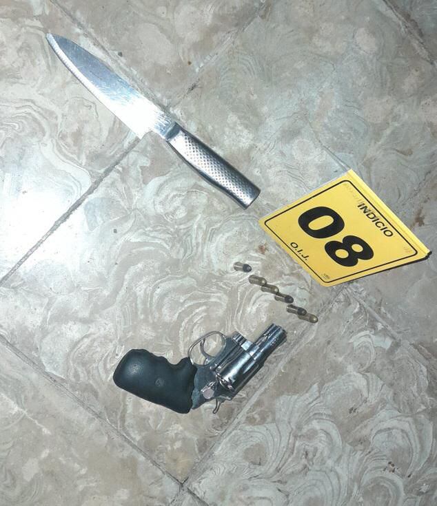 Las autoridades decomisaron un arma de fuego, droga y dinero en efectivo en la casa de un hombre sospechoso de agredir a una mujer en Siquirres. Foto: Cortesía OIJ
